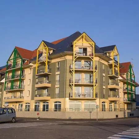 Comfortably Furnished With A Balcony Or Terrace Apartament