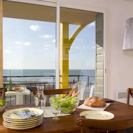 Apartament Comfortably Furnished With A Balcony Or Terrace